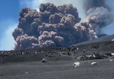 🇮🇹 | ÚLTIMA HORA — El Monte Etna entra en erupción y obliga a…