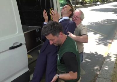 🇫🇷🇷🇺 | Roban un Macron de cera y lo colocan ante la embajada rusa…