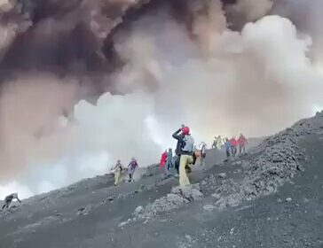 🇮🇹 | Erupción del Monte Etna en Italia. Las imágenes muestran a turistas correr…
