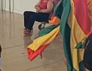 Partí de España arropado por los compatriotas que fueron al aeropuerto a despedirme. Fueron…