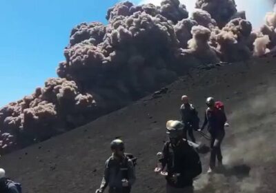 🇮🇹 | Erupción del Monte Etna en Italia. Las imágenes muestran a turistas correr…