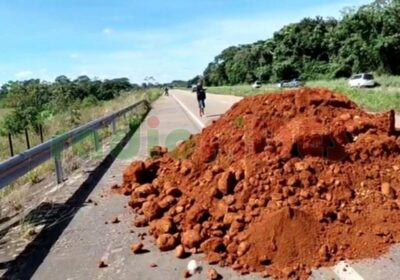 #GrupoFides | #ANF Evistas inician bloqueo indefinido en Yapacaní. Colocaron una barrera de tierra…