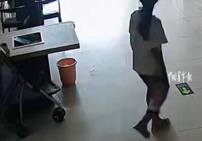 🇨🇳 | Momento en que una niña rescata a su hermana de un vehículo…