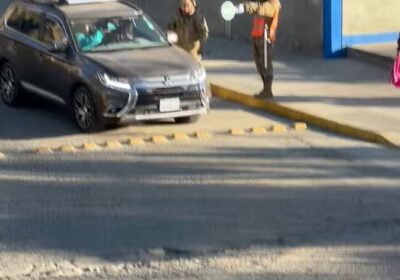 Militar abusivo controla a gritos al tráfico vehicular para favorecer a la EMI. Gritó,…