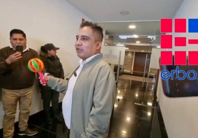 El diputado Alberto Astorga lleva una sonajera para Andrónico Rodríguez, para decirle que es…