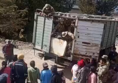 Reportan que comunarios en Colomi interceptaron un camión de militares. Denuncian que estarían en…
