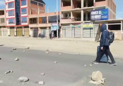 Turistas que llegan de otros países tuvieron que caminar a pie y entre barricadas…