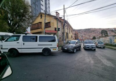 Se registran largas filas de vehículos en busca de combustible este sábado en La…