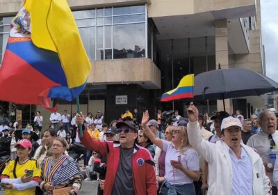 🇨🇴 | Cientos de ciudadanos en Colombia se congregan en frente de la clínica…