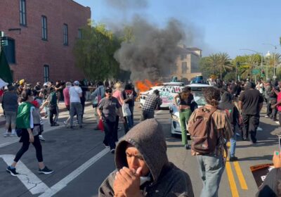 🇺🇸 | ÚLTIMA HORA: Manifestantes contra el ICE prenden fuego y vandalizan vehículos en…