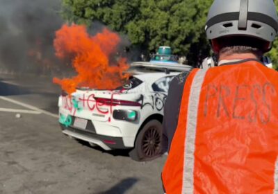 🇺🇸 | Manifestantes contra el ICE prenden fuego y vandalizan vehículos en Los Ángeles