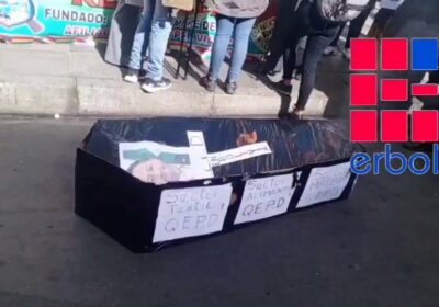 Artesanos y microempresarios queman un ataúd con la imagen del presidente Luis Arce. Demandan…