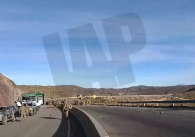 Militares y policías en la Ruta Oruro-Parotani resguardan y desbloquean la zona . Este…