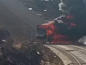 #Último | Reportan que bloqueadores quemaron un bus en el que policías llegaron a…