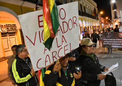 #Cochabamba | Familiares de policías activos y jubilados se visten de luto y salen…