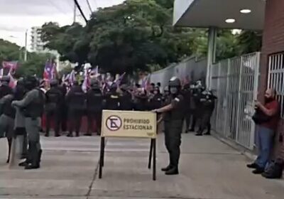 #SantaCruz | Militantes de diferentes partidos políticos se concentraron fuera de las instalaciones de…