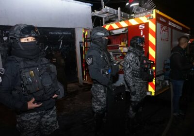 #LaPaz | Personal de Bomberos acudió a la sede de Evo Pueblo, tras un…