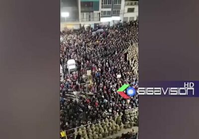 #Potosí Emotiva despedida entonación del Himno Nacional por parte de policías, militares y vecinos…