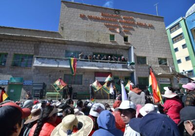 #Ahora | En Llallagua se desarrolla un cabildo con una masiva participación de pobladores…