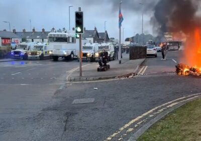🇬🇧 | VEAN ESTO — Anciano se vuelve viral tras enfrentar a la policía…