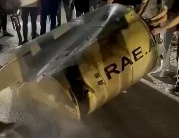 🇮🇱🇮🇷 | Los restos de un misil balístico lanzado por Irán hacia Israel cayeron…