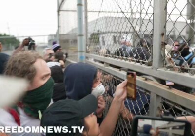 🇺🇸‼️ | URGENTE — Agentes de ICE irrumpen contra manifestantes tras sacudir portones y…