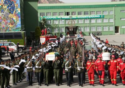 En la Academia de Policías rinden los honores y el último adiós a los…