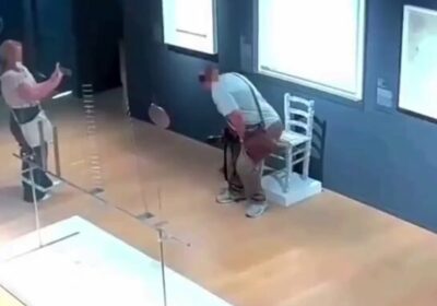🇮🇹 | Un turista de una galería de arte en el Palazzo Maffei de Verona,…