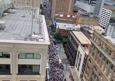🇺🇸 | Protesta en el centro de Dallas contra las políticas migratorias de Donald…