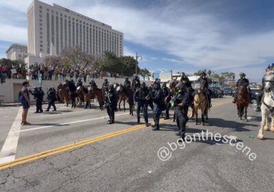 🇺🇸‼️ | ÚLTIMA HORA — La policía lanza gases lacrimógenos a los insurrectos que…