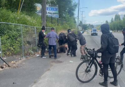 🇺🇸‼️ | URGENTE — Militantes de Antifa agreden brutalmente a un veterano en plena…