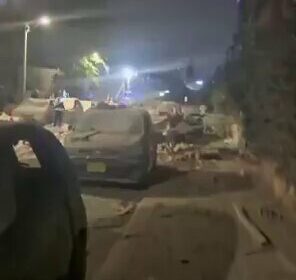 🇮🇱🇮🇷‼️ | Imágenes desde uno de los sitios impactados por misiles balísticos en Tel…
