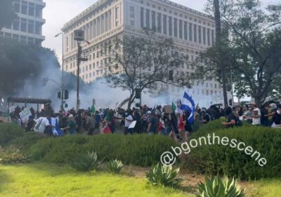 🇺🇸‼️ | ÚLTIMA HORA — Autoridades lanzan gas lacrimógeno para dispersar a la multitud…