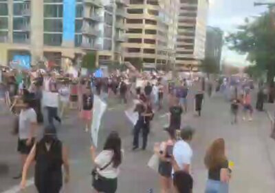 🇺🇸‼️ | URGENTE — Se reportan disparos en la protesta anti-Trump “No Kings” en…