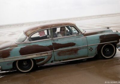 La imagen del día: Carrera de autos clásicos en la playa ‘Race the Waves’…