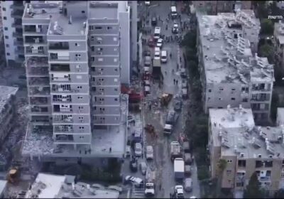 🇮🇱🇮🇷 | La destrucción en Bat Yam, situada en la periferia sur de Tel…