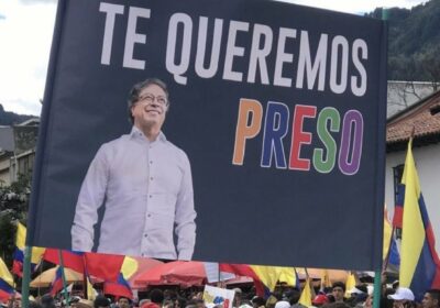 🇨🇴 | Desde la Plaza Bolívar en Bogotá, colombianos envían un mensaje el presidente…