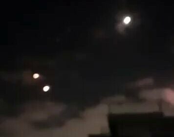 🇮🇱🇮🇷‼️ | URGENTE — Misiles balísticos entrantes e interceptores israelíes cruzan el cielo en…