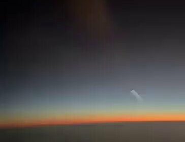 | Un pasajero graba el lanzamiento de misiles balísticos iraníes hacia Israel mientras vuela…