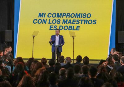 Mi compromiso con los maestros es doble. Primero, vamos a apoyar y visibilizar a…