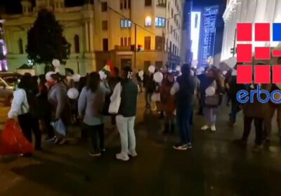 Con globos blancos, una manifestación demanda paz y que autoridades solucionen la crisis