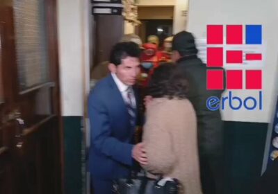 En una camilla, así fue evacuada la exvocal Claudia Castro tras conocer su detención…