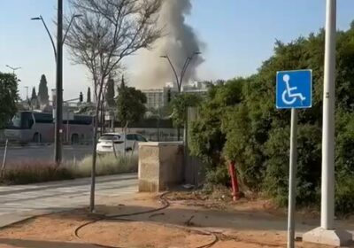 🇮🇱🇮🇷‼️ | URGENTE — Una densa columna de humo se eleva sobre el Hospital…