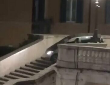 Un anciano de 81 años baja con su coche la escalinata de Plaza de…