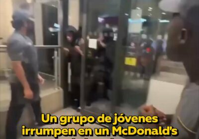 🇬🇧 | Un grupo de jóvenes irrumpen en un McDonald’s de Londres. Un grupo…
