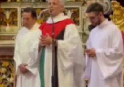 🇵🇸 | LO ÚLTIMO: Un párroco celebra misa ataviado con la bandera palestina: «Por…