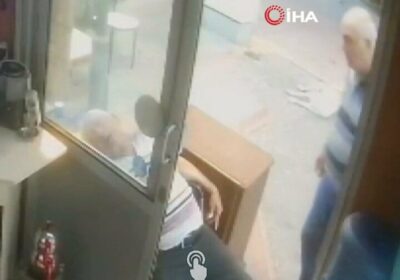 🇹🇷 | En Esmirna, Turquía, un taxista intentó socorrer a su amigo que sufría…