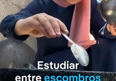 Estudiar entre escombros en Jan Yunis Sara Qanan, de 17 años, prepara sus examenes…