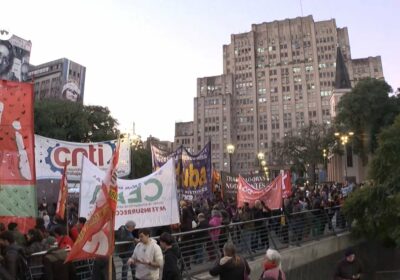 Protestas en Argentina Miles de estudiantes, docentes y personal universitario protestaron en la capital,…
