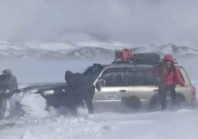 TURISTAS ATRAPADOS POR NEVADA EN EL SUDOESTE DE POTOSÍ Conductores como visitantes participaron en…